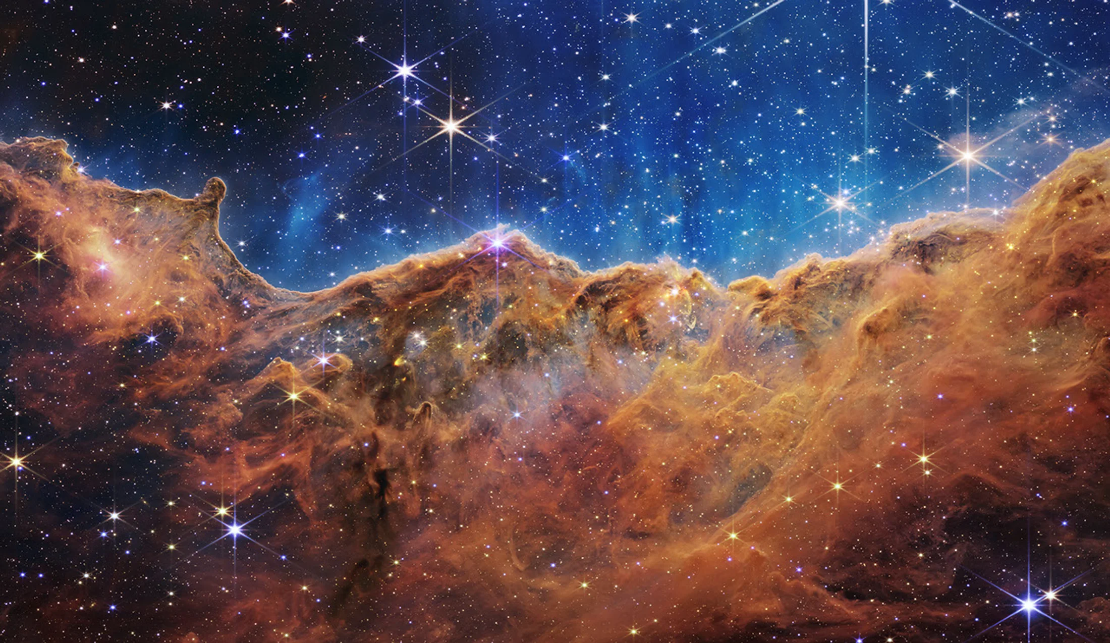 Nubes de gas y polvo y estrellas en la región NGC 3324 de la nebulosa de Carina, observadas por el telescopio James Webb.