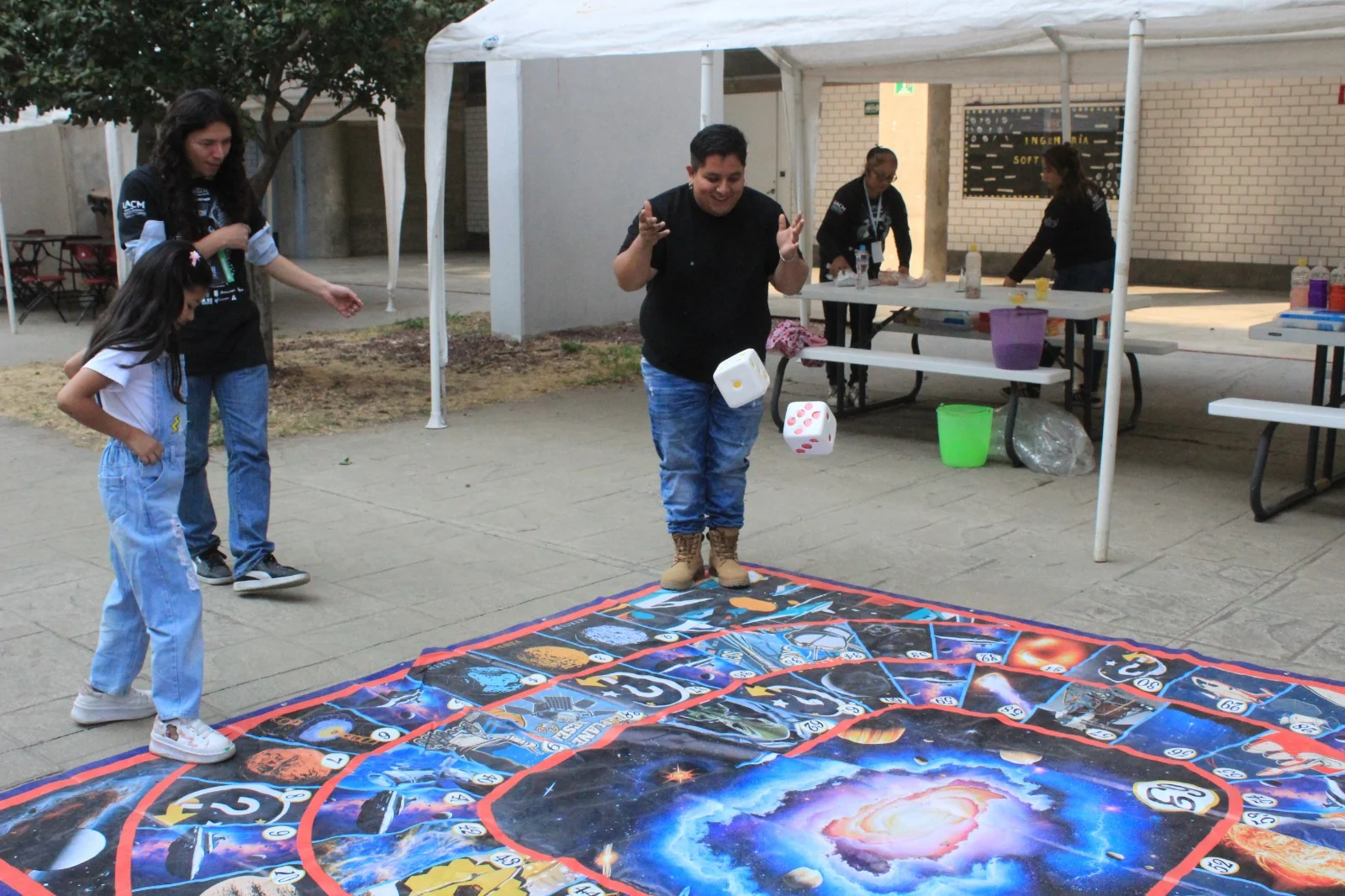 Actividad al aire libre con un tablero de temática espacial.