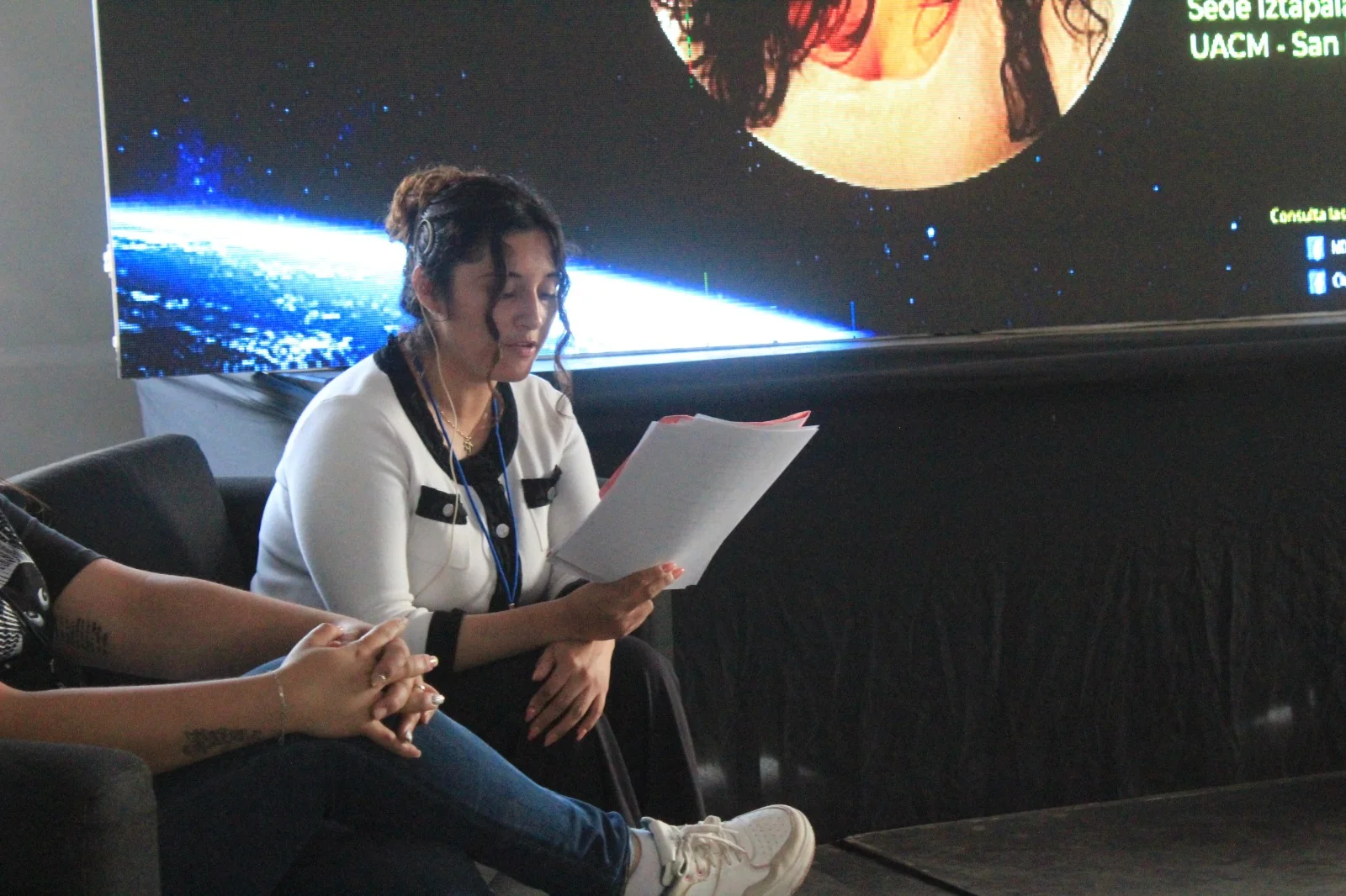 Participante compartiendo una presentación en el aula.