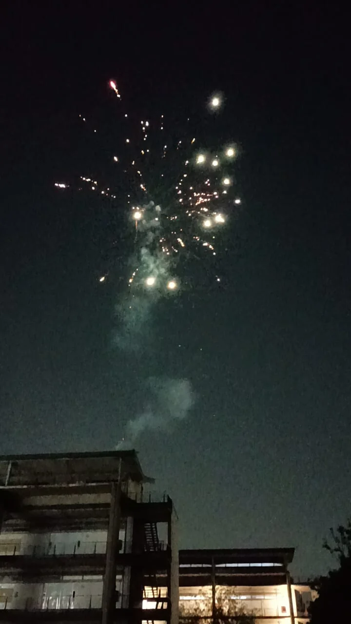 Luces en el cielo nocturno sobre los edificios del plantel.